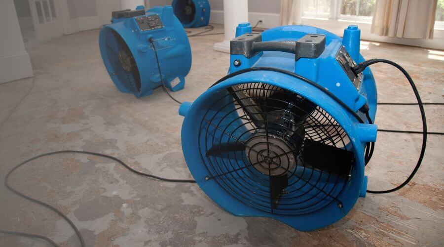 Why choose water damage restoration service for commercial flood cleanup in Dade